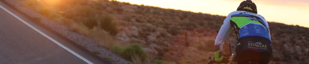 Stoklas v puščavi umetniško zamaknjena slika